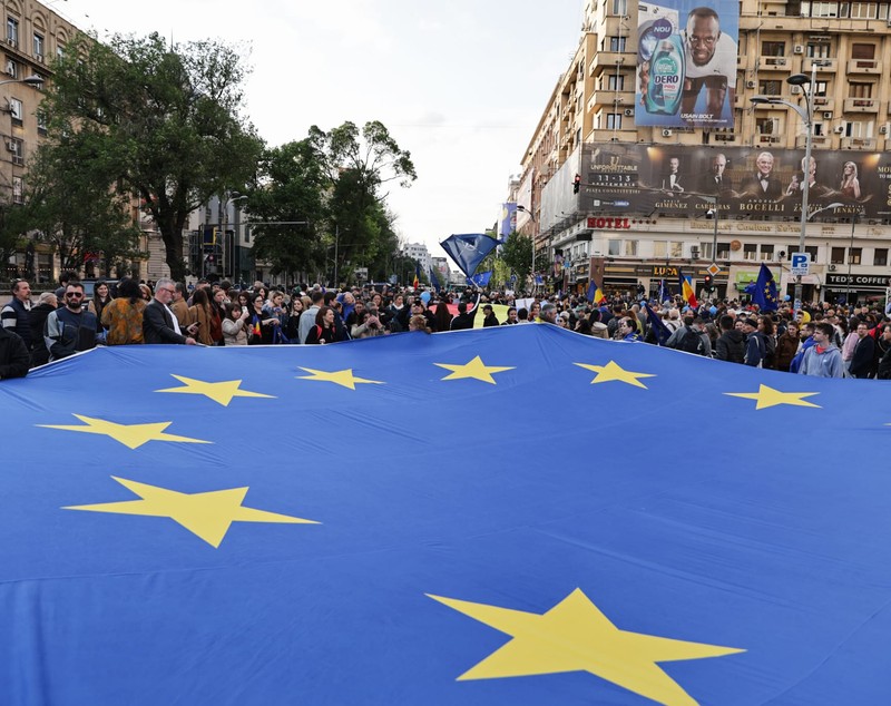 Miting pro Europa în București de Ziua Europei pentru susținerea apartenenţei la UE. Lumea a cântat „Imnul golanilor” și „Insieme”. Câți oameni au fost