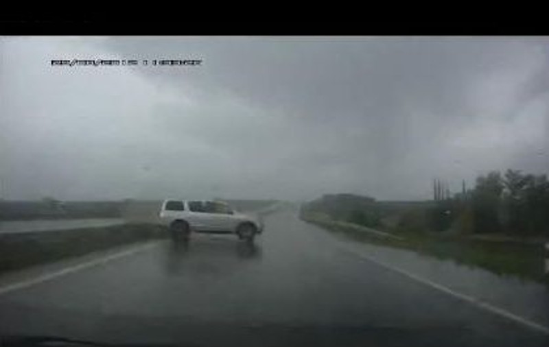 O TRAGEDIE a fost FILMATĂ pe o autostradă din RUSIA! Uite ce face viteza excesivă! | VIDEO ŞOCANT