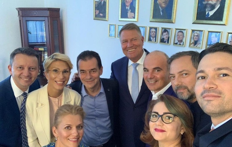 FOTO | Klaus Iohannis, şedinţă de campanie, în Modrogan, cu liderii PNL
