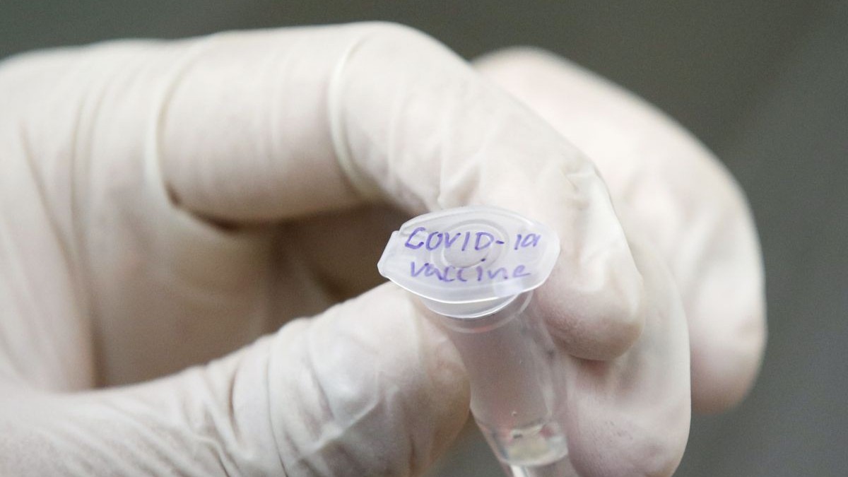 Mai multe companii testează în prezent un vaccin anti-COVID FOTO: EPA