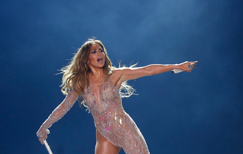 Jennifer Lopez, în centrul unui scandal din cauza ținutelor transparente cu care a apărut la un concert din Egipt