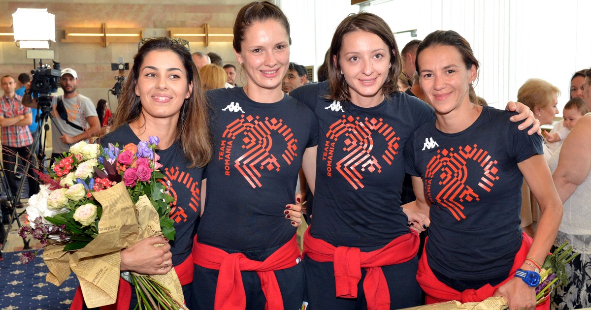 Campioanele olimice ale României, Simona Gherman, Ana Maria Popescu, Simona Pop și Loredana Dinu (de la dreapta), la sosirea în țară de la Rio de Janeiro. (FOTO: HEPTA)