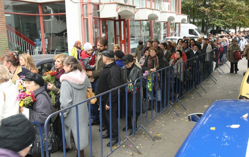 Coadă pentru moaştele Sfintei Parascheva şi la Bucureşti!