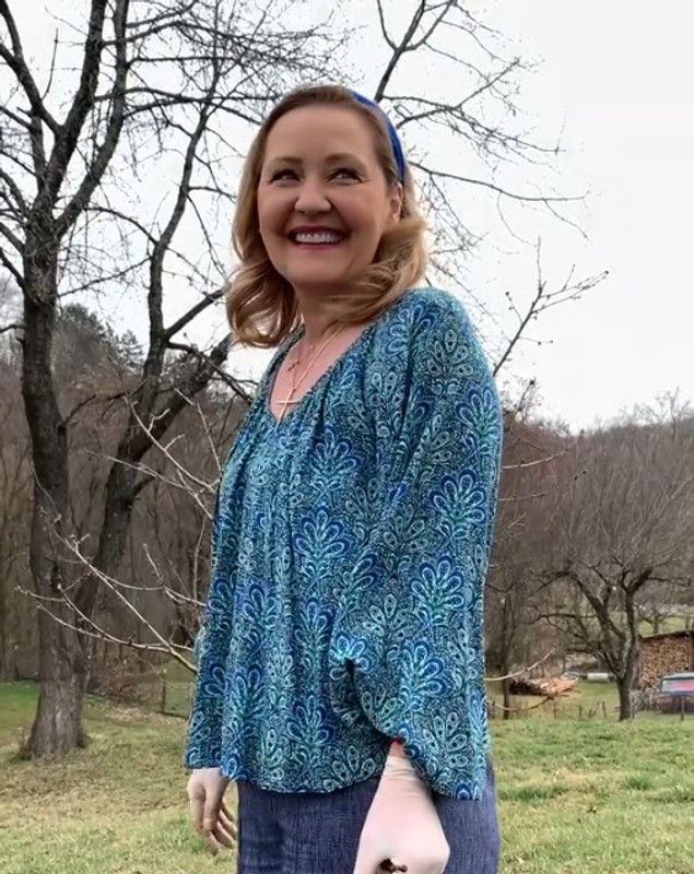 Imagini cu Elena Lasconi în grădina casei sale din Câmpulung Muscel. A dat cu sapa, a greblat, iar apoi a plantat flori de primăvară