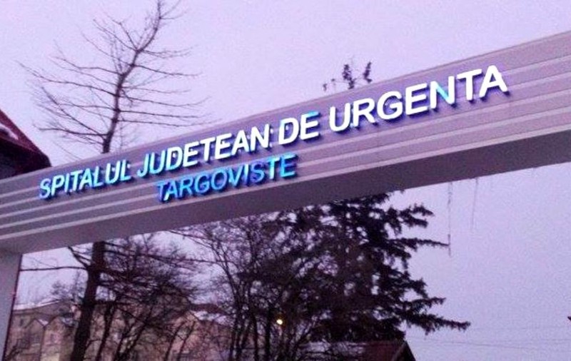 O femeie de 83 de ani, ținută 8 ore în frig, în curtea Spitalului din Urgență din Târgoviște. Explicația dată de managerul spitalului