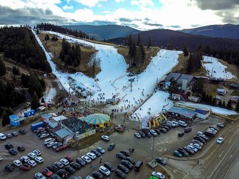 La Arena Platoș, în Păltiniș, doar pârtiile au zăpadă pe ele. Foto: Facebook.com / Two Brothers Concept