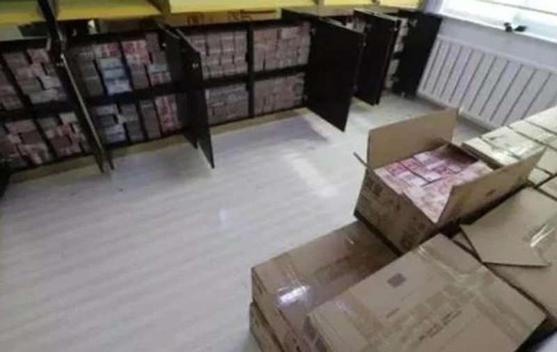 Polițiștii au găsit 30 de milioane de dolari în apartamentul unei femei care a înșelat peste 100.000 de chinezi