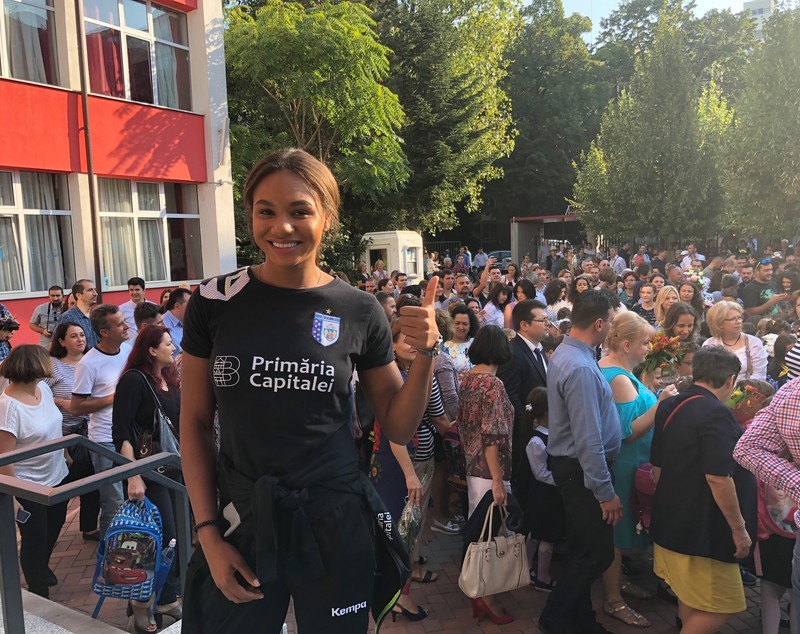 Sportivii de la CSM București au deschis anul școlar. Cristina Neagu, asaltată de copii și de părinți pentru autografe / FOTO