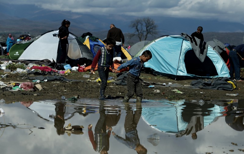 IMAGINEA care a șocat internetul. Ce se întâmplă cu un bebeluș într-o tabără de refugiați din Grecia | FOTO ÎN ARTICOL
