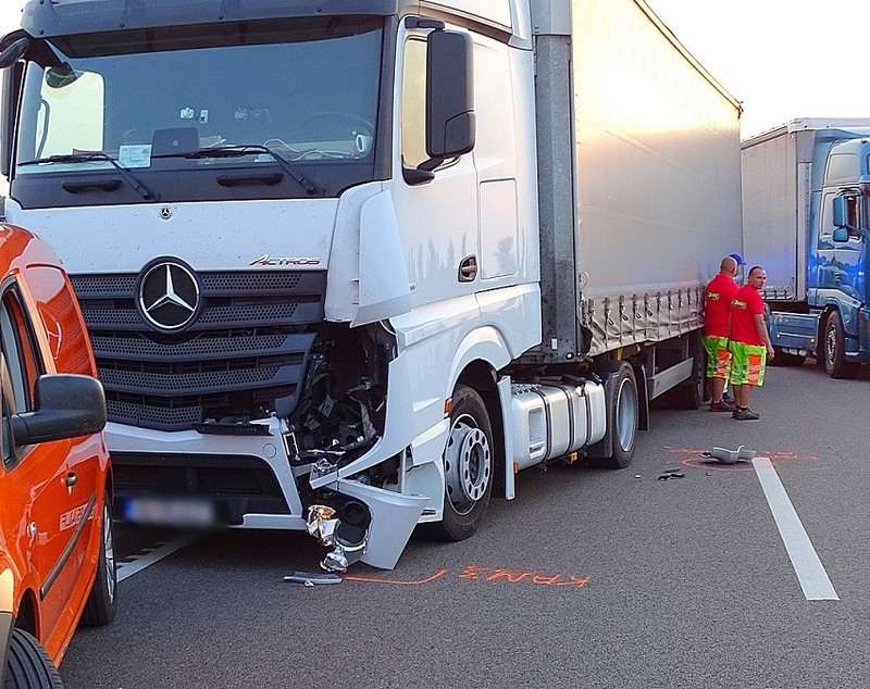 Un șofer român de TIR a ucis un al camionagiu, care coborâse din cabină ca să ajute un coleg, pe o autostradă din Ungaria