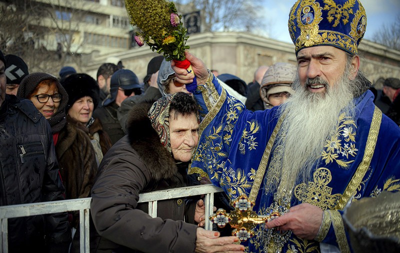 Arhiepiscopul Tomisului cheamă președintele și premierul la un pelerinaj interzis de instanță. Slujba de la Peștera Sf. Andrei, permisă doar pentru localnici