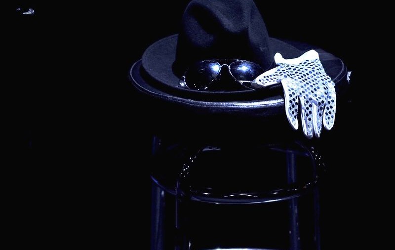 25.600 euro pentru pălăria şi pantofii lui Michael Jackson