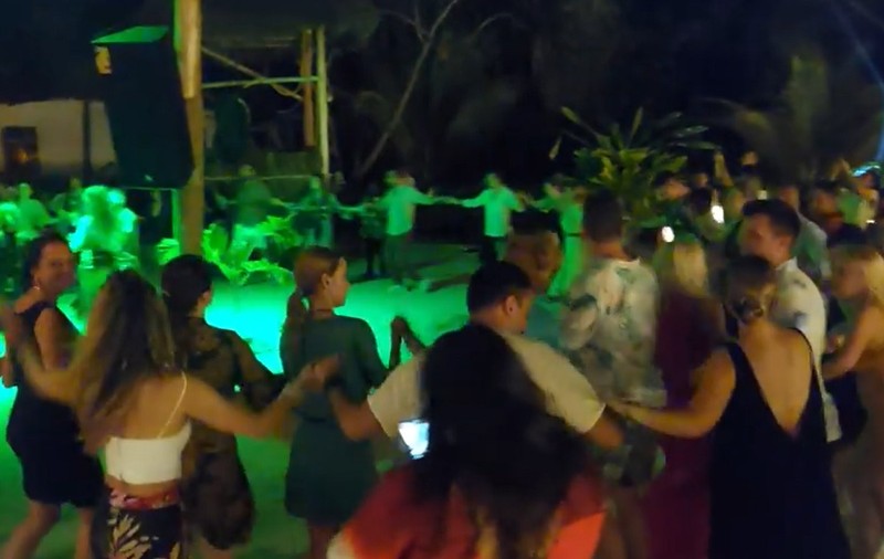 VIDEO | Cea mai mare petrecere românească de Revelion din Africa. 400 de oameni au încins hora pe o plajă sălbatică