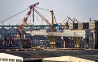 Imagine din Portul Constanța, acolo unde se vedem cum macaralele încarcă mai multe containere pe o navă cargo