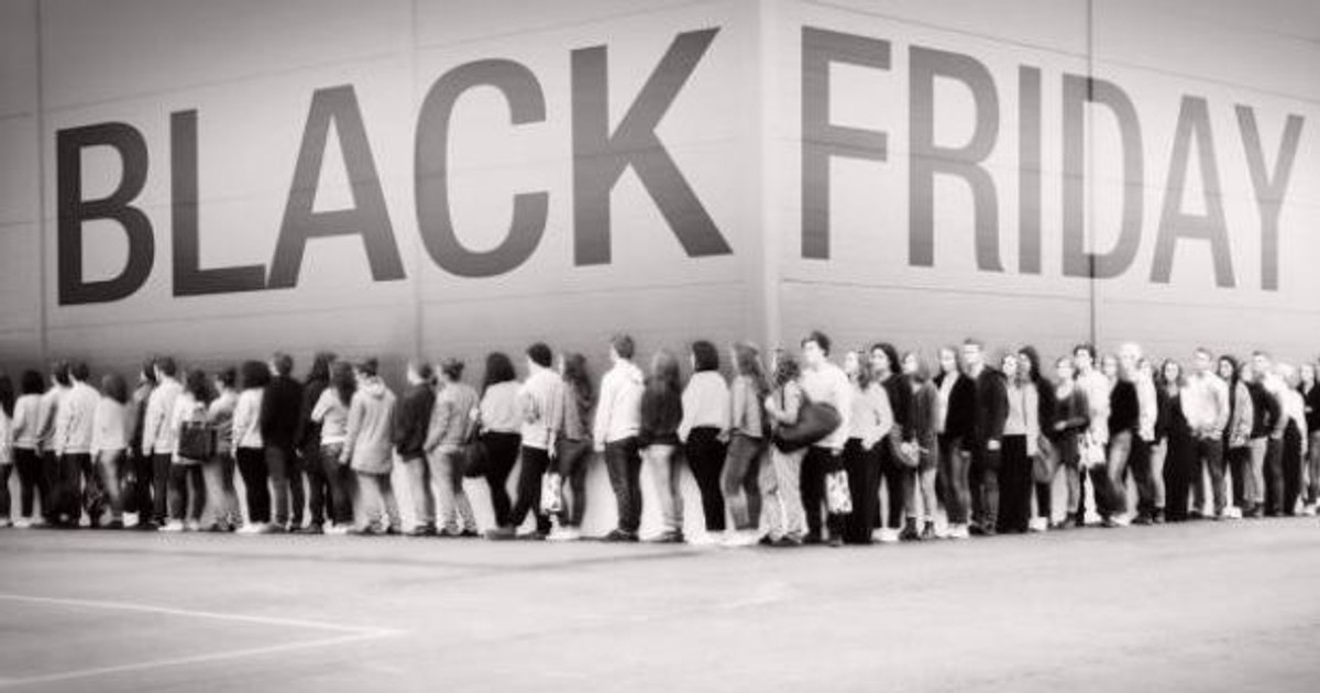 Black Friday 2016 în România. Cumpărători la coadă la reduceri de Black Friday