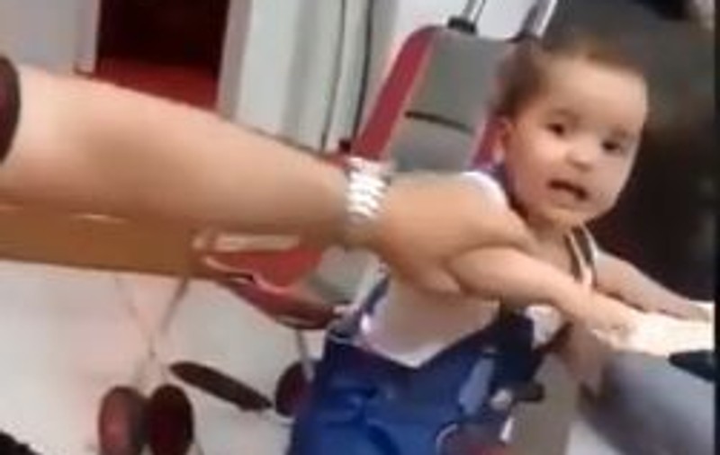 Un bărbat din Arabia Saudită și-a luat fetița la bătaie pentru că nu învăța să meargă