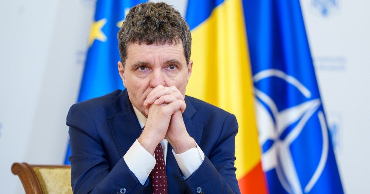 Nicușor Dan cu mâinile împreunate la gură.