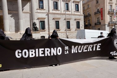 Demonstrație împotriva legii eutanasiei, în fața parlamentului din Madrid FOTO: EPA