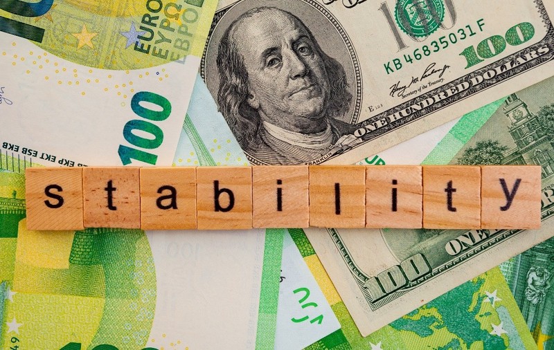 Ce faci cu banii ca să nu stea degeaba? Tot mai mulți români aleg să investească