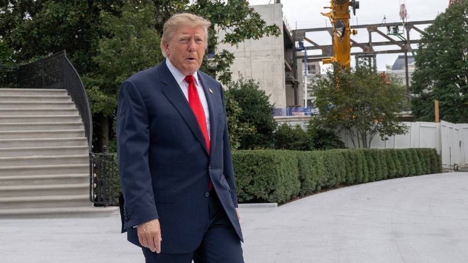 Donald Trump lângă construcția sălii de bal