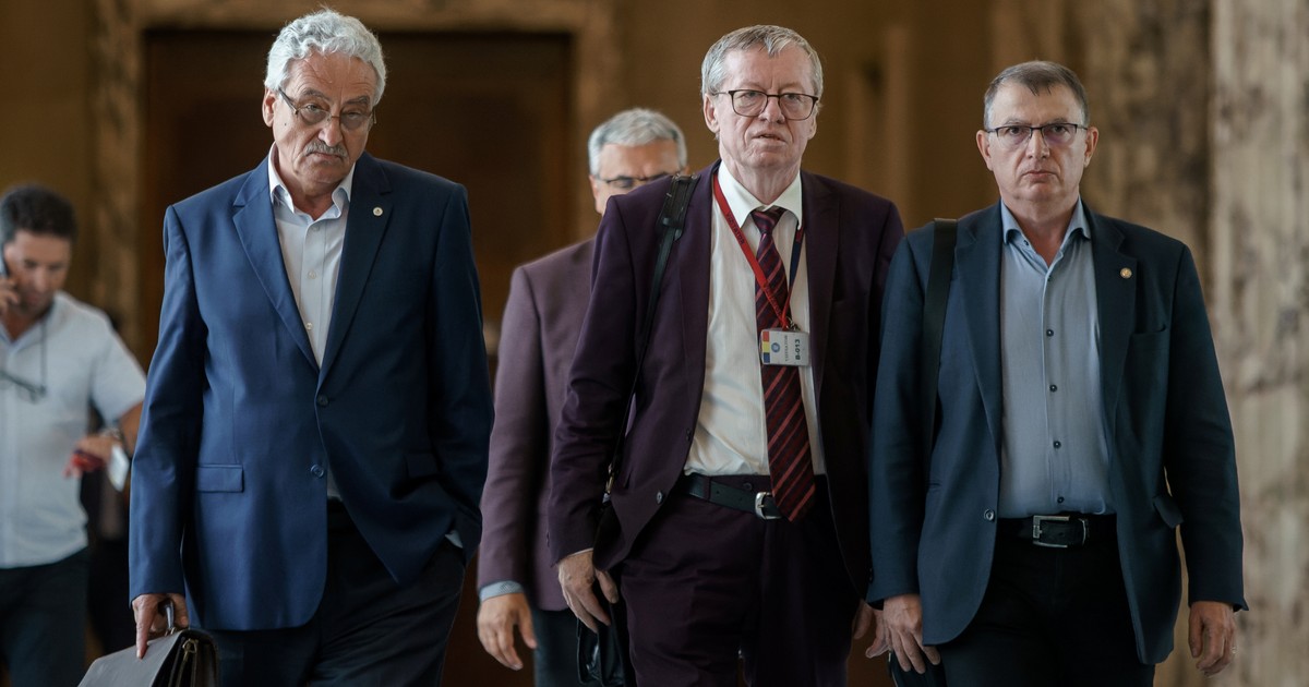 Liderii de sindicate din învățământ în timp ce ies de la consultările cu ministrul educatiei