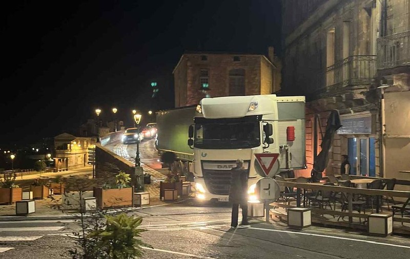 Un șofer român de TIR a fost luat prin surprindere de GPS și de renovările făcute lângă o catedrală din Franța și a rămas blocat cu camionul pe stradă
