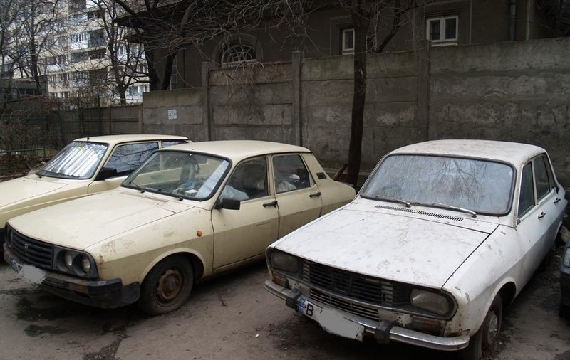 EXCLUSIV| Timp pierdut, zeci de hârtii și nicio rezolvare. Aproape 3.000 de mașini abandonate ocupă parcările Capitalei