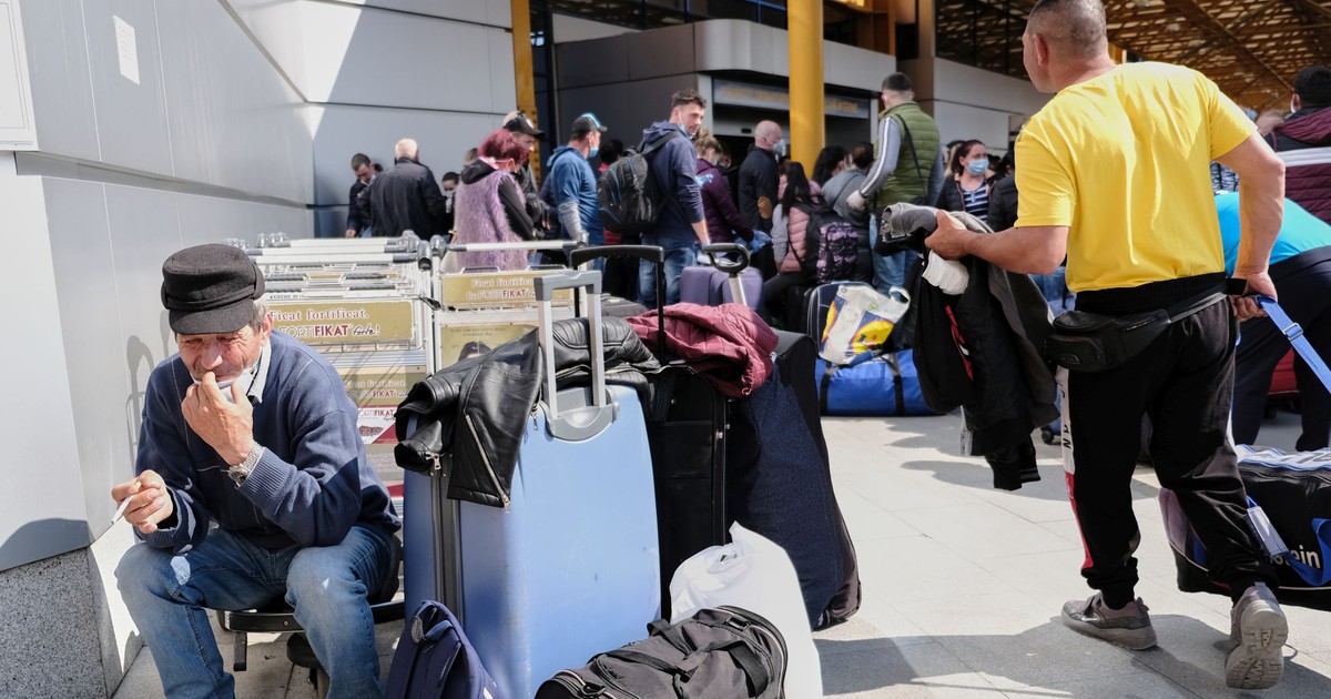Persoane sosesc la aeroportul International Cluj Napoca de unde vor zbura catre Germania, joi 9 aprilie 2020. Peste 2000 de romani, in majoritate muncitori sezonieri au plecat de la Cluj-Napoca cu 13 avioane charter platite de Ministerul Agriculturii din Germania, ca urmare a presiunii fermierilor germani de a se ridica restrictiile impuse de guvernul federal, pentru limitarea infectarilor cu noul coronavirus.Foto Hepta