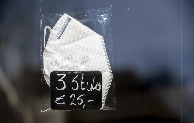 Doi antreprenori de 22 de ani din Elveția au primit de la guvernul federal un contract de 20 de milioane de euro pentru măști. Apoi și-au cumpărat mașini de lux