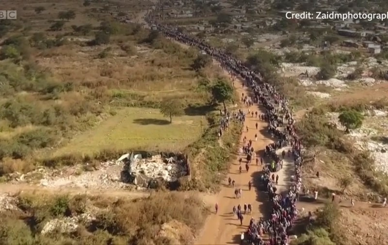 Imaginile disperării. Sud-africanii au format cozi kilometrice pentru a primi pachete cu mâncare