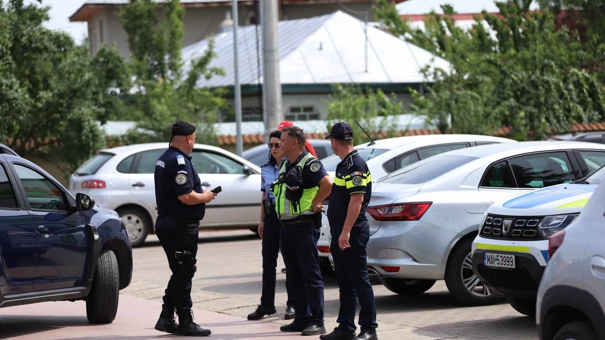 Polițiști și jandarmi, la datorie de alegeri Foto Dumitru Angelescu