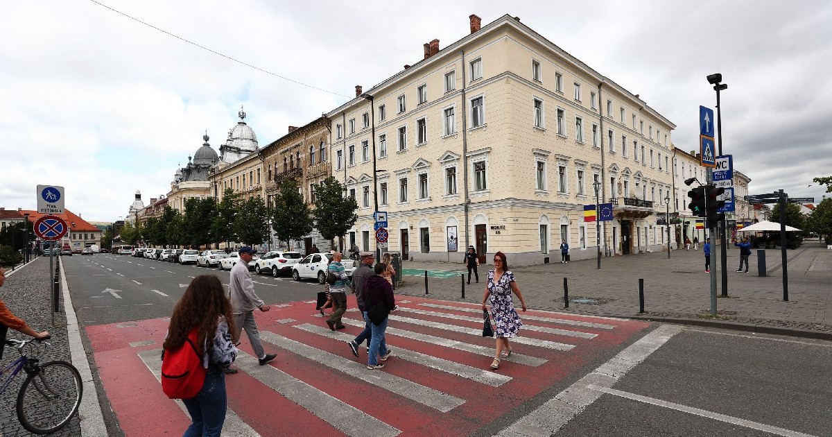 Oamenii trec pe trecerea de pietoni în Cluj-Napoca, 2023