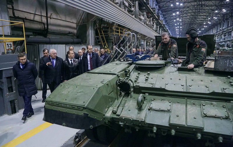 „Trebuie doar să așteptați!”. Medvedev anunță că Rusia ia măsuri pentru a accelera producția de arme destinate războiului din Ucraina