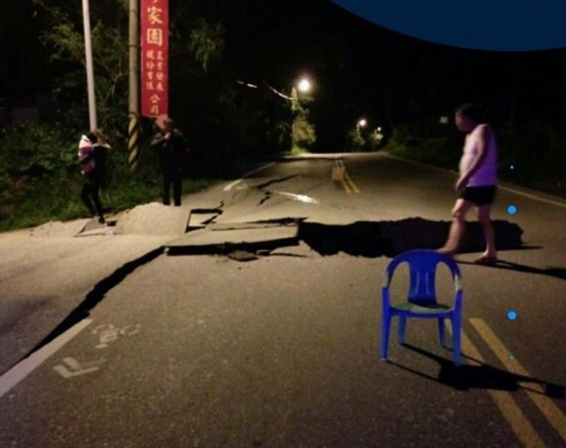 UPDATE / Imagini de la operaţiunile de salvare din Taiwan, ţară zguduită de un cutremur de 6,4 grade - FOTO