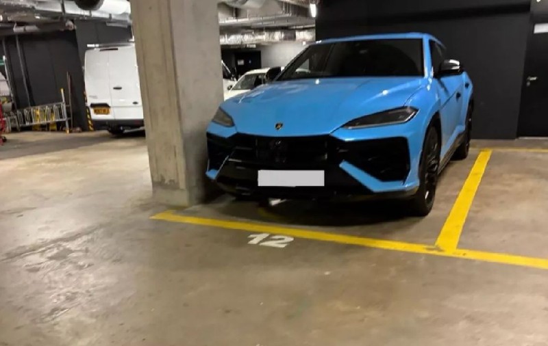 Politicianul și-a parcat limuzina Lamborghini de 235.000 de euro pe un loc pentru persoane cu dizabilități, în Londra