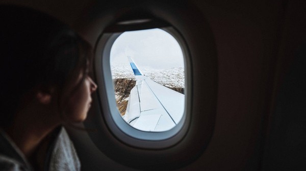 Ai plătit loc la geam, dar ai nimerit în fața unui perete gol? De ce unele avioane nu au ferestre la toate scaunele. Sursă foto: Envato