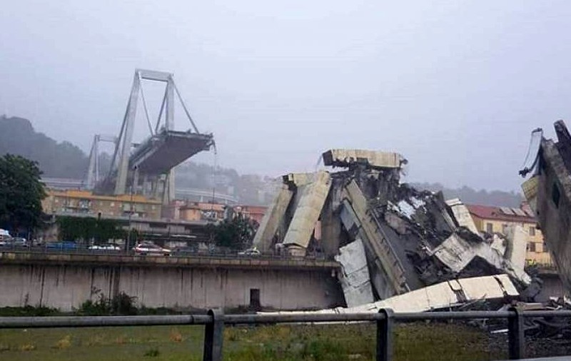 FOTO | O companie este anchetată în Italia, după prăbușirea podului de lângă Genova