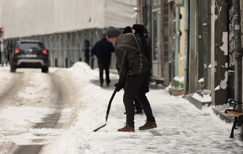 Ninsori slabe și polei în București, în seara de 25 februarie 2026. ANM anunță temperaturi de minus 2 grade Celsius