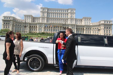 Medaliatele la CE de box de la Bucureşti au făcut un tur al Capitalei în limuzină