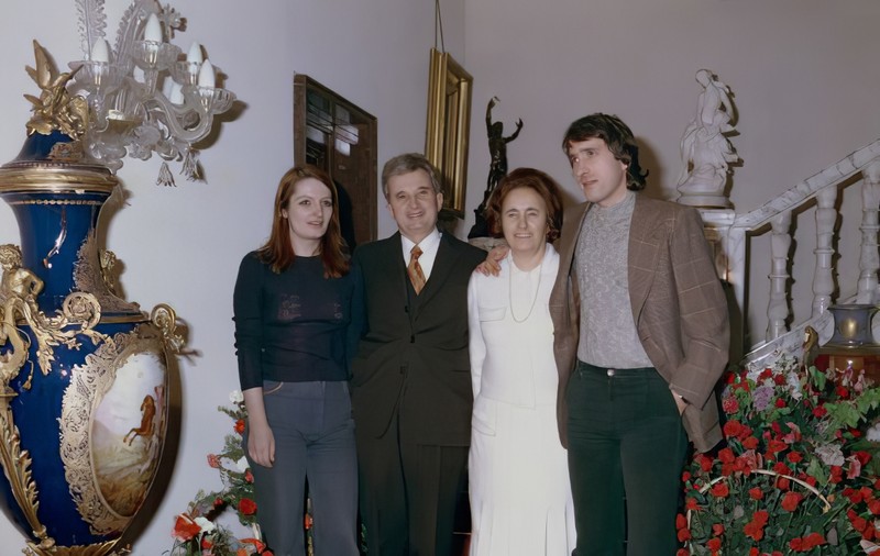 În vizită în casa familiei Ceaușescu. Turiștii se înghesuie să intre în vila impozantă de pe bulevardul Primăverii din București, care are 174 de camere!