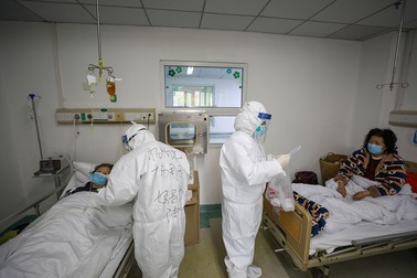 Spitalele din Wuhan erau asaltate de pacienți FOTO: EPA