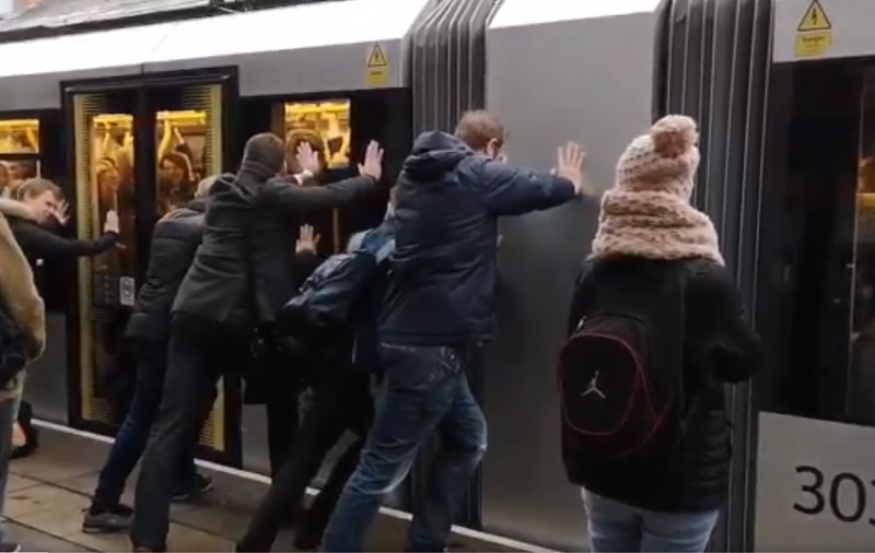 VIDEO| Pasagerii au împins un tramvai pentru a-l ajuta să pornească din stație
