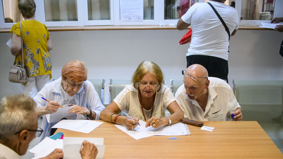 Guvernul analizează modificarea legii pensiilor pentru a reduce vârsta de pensionare a celor care au locuit în zone ori în localități poluate Sursă:Hepta