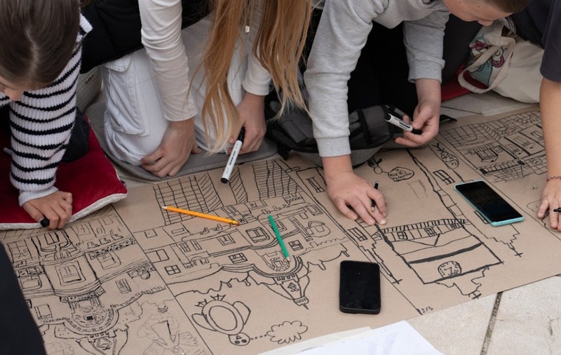 Aproape 600 de copii din Oradea au desenat cea mai lungă bandă desenată din România