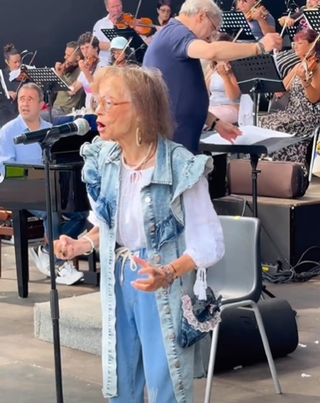 Cum a apărut Marina Voica, la aproape 89 de ani, pe scena Festivalului Mamaia 2025. Artista a purtat o ținută tinerească