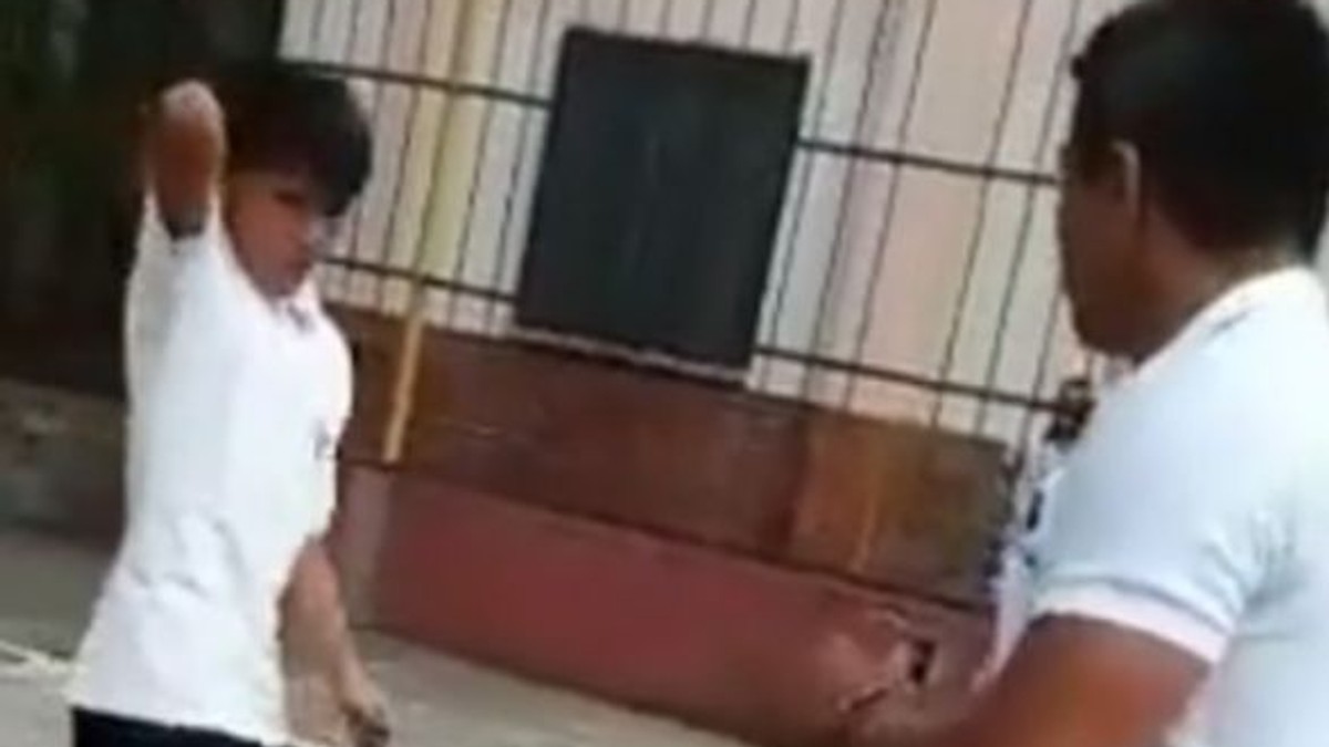 Și-a atacat profesorul cu un cuțit, pe terenul de sport