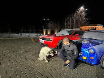 Mandachi și unul dintre câinii de care are grijă