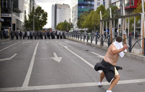 Protestele «CIOBANILOR» : 47 de bărbați duși la poliție, 10 jandarmi răniți, amenzi URIAȘE