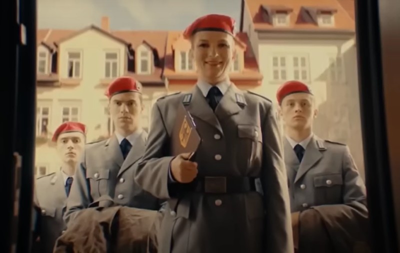 Clip de propagandă cu actori ruși, filmat în limba germană, în care se folosește salutul nazist cu referire la Zelenski. Cine e în spatele lui