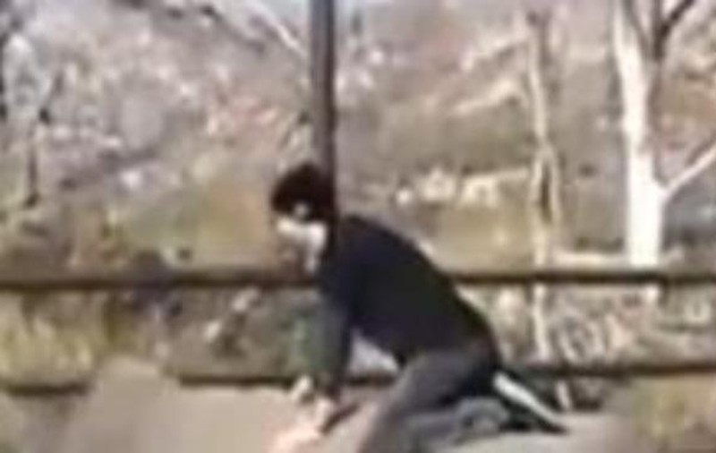 CURAJ nebunesc sau NEBUNIE curată? Ar trebui să fugă de "monstru" mâncând pământul, dar i se urcă în spinare şi-l călăreşte | VIDEO